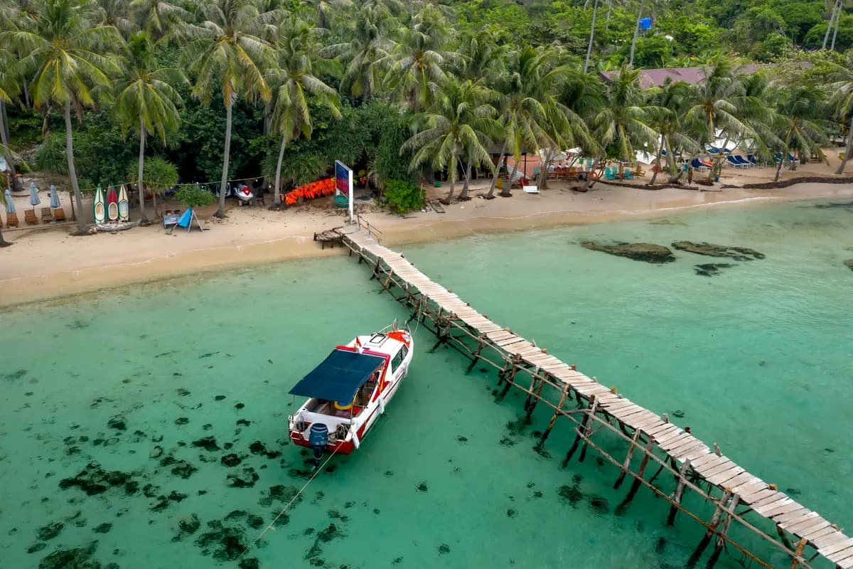 รีสอร์ตริมทะเลพร้อมสะพานไม้และน้ำทะเลสีฟ้า