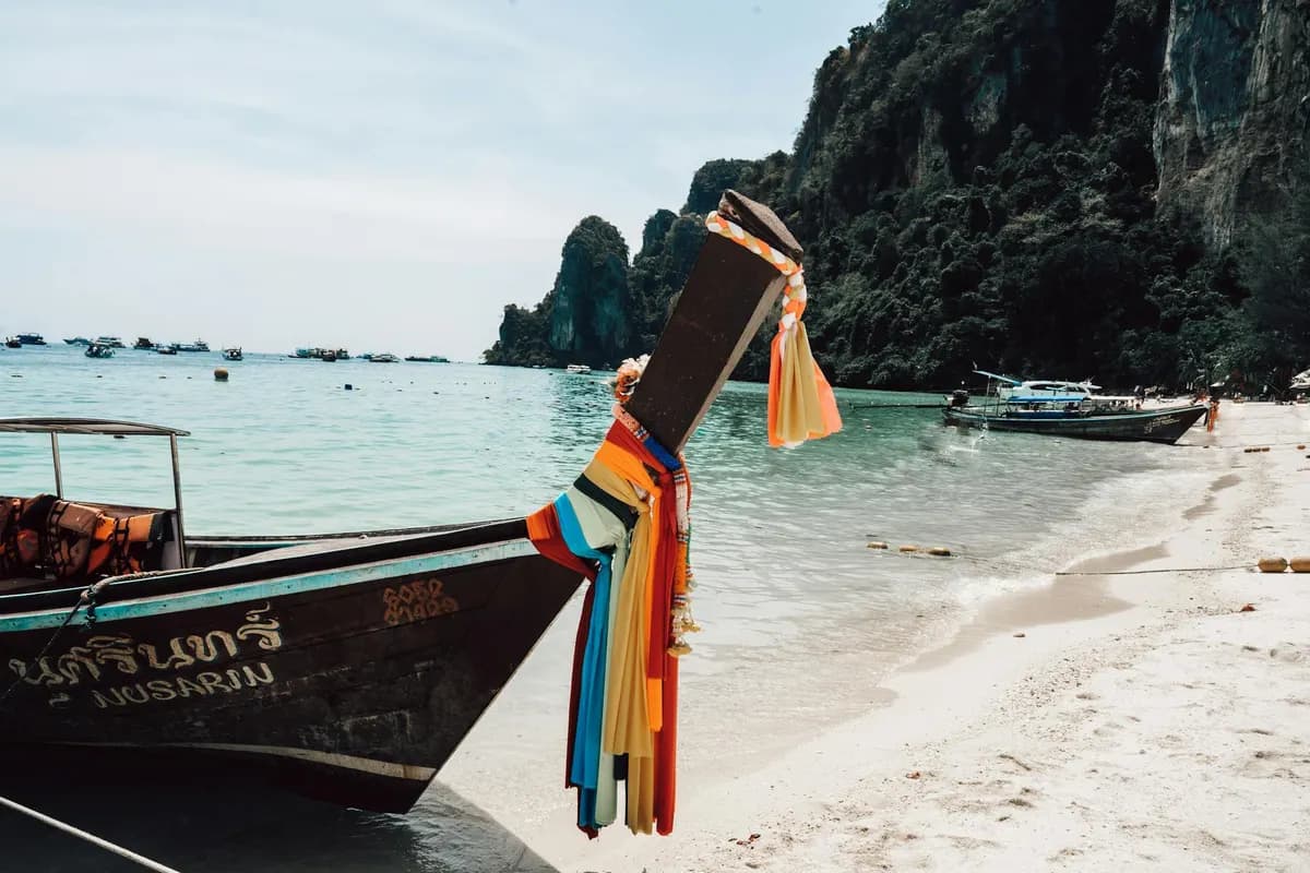 เรือหางยาวไทยจอดริมชายหาดทะเลอันดามัน