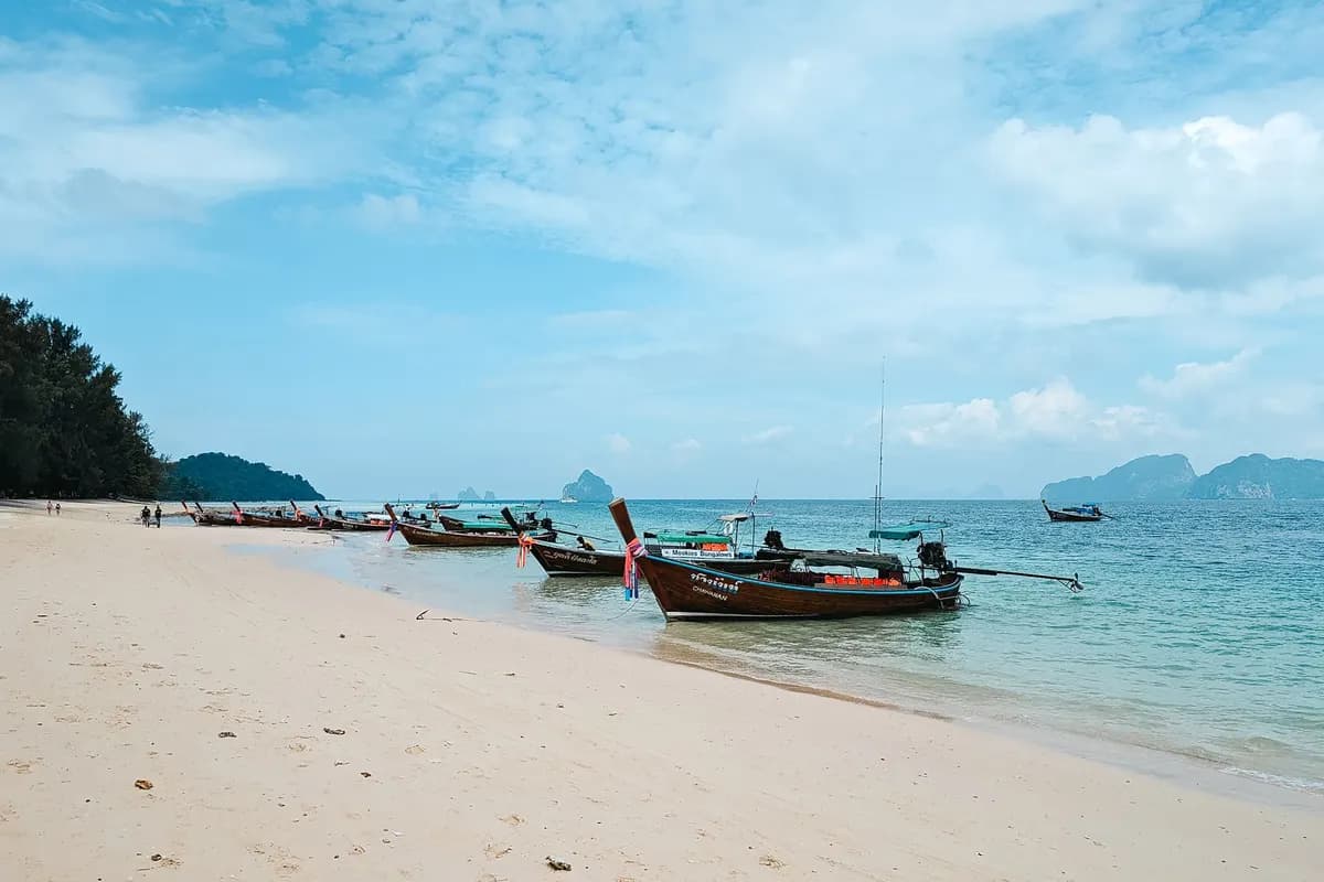 ชายหาดไทยกับเรือหางยาวและทะเลสีฟ้า